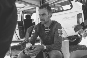 Living donor Matt Cavanaugh takes a break during the Namib Desert Race. Photo credit: Thiago Diz/Racing the Planet.